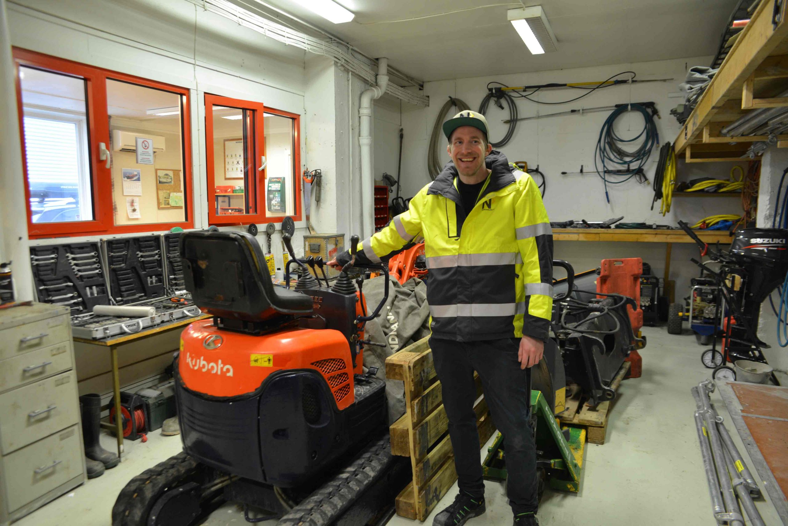 Kim Larsson er under opplæring for å bli prosjektleder. Han har gått på flere kurs hos Holte innen HMS, KS og SmartKalk, og synes det er veldig lovende. Her i Nordanleggs velutstyrte maskinlager og veksted.
