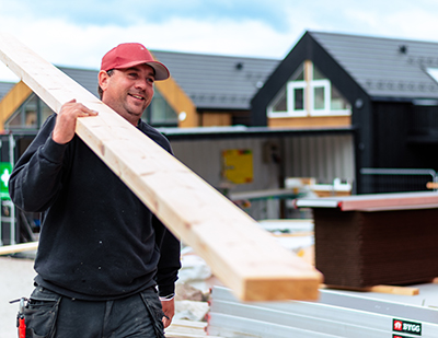 Richard Larsen i full gang med hytteprosjektet på Årossanden. Foto: FT-Bygg AS