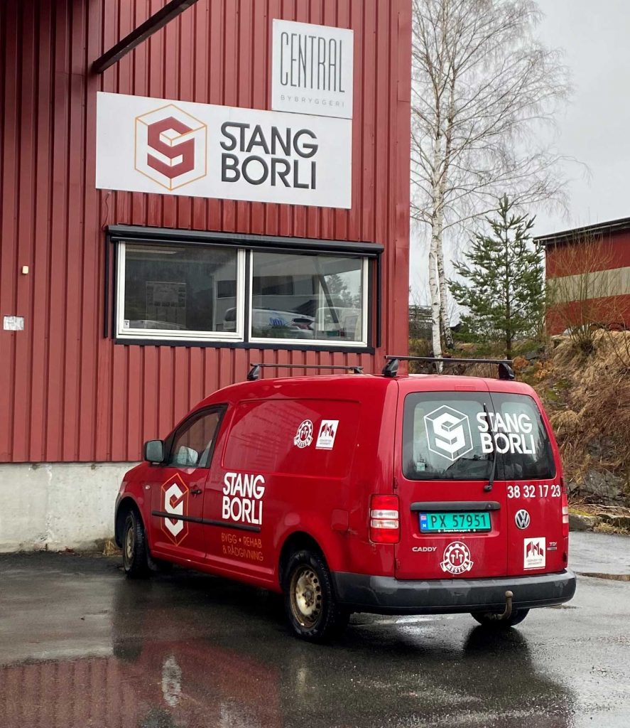 De røde Stangborli-bilene er stadig å se rundt i Flekkefjord. Internkurs i app-bruk.